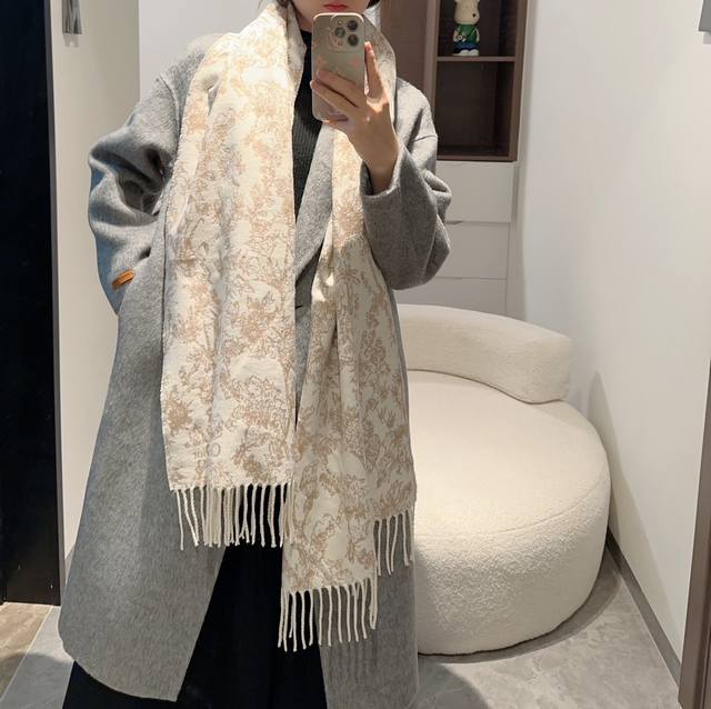 这款围巾饰以彼得罗 鲁福 Pietro Ruffo 设计的玫瑰粉色 Dior Chardons 图案刺绣，展示象征着保护、韧性和自由的苏格兰国花。采用山羊绒和绵