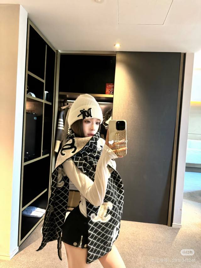 C家。香奈儿专柜新款！美翻了[流泪]御用殿堂级极品新款专柜在售 进口纯羊绒时尚绣花针织毛线围巾披肩美丽至极 真的 上身极为衬肤色 百搭 好看不好看自己看吧 围巾