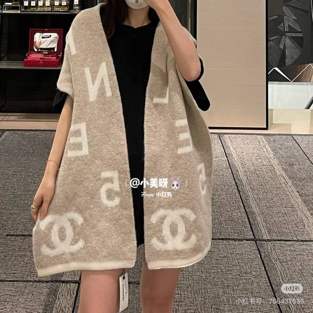 C家。香奈儿专柜新款！美翻了[流泪]御用殿堂级极品新款专柜在售 进口纯羊绒时尚绣花针织毛线围巾披肩美丽至极 真的 上身极为衬肤色 百搭 好看不好看自己看吧 围巾