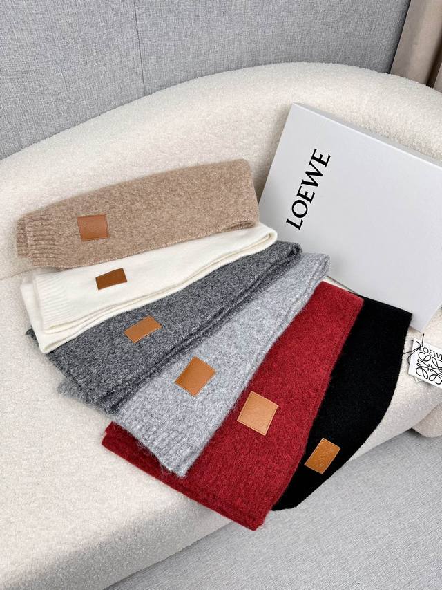 Loewe。新款 素色羊绒围巾 多功能羊绒围巾，顶级高端货！ 绝对值得珍藏！ 绝美百搭款！顶级客供山羊绒针织围巾，手工装饰金属饰品，品质上乘！送人自用绝对高大上