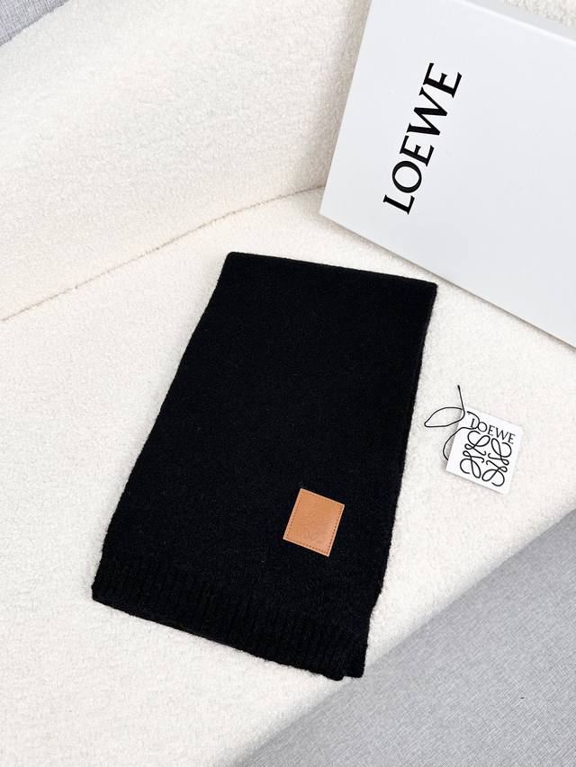 Loewe。新款 素色羊绒围巾 多功能羊绒围巾，顶级高端货！ 绝对值得珍藏！ 绝美百搭款！顶级客供山羊绒针织围巾，手工装饰金属饰品，品质上乘！送人自用绝对高大上