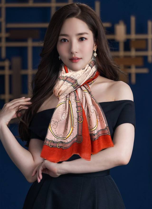 古驰2024最新款 Gg图案羊绒长巾 顶级设计太美了，真心赞实物真心美 披肩配以印花无论设计喷绘都是非常到位细节都可见整个围巾给人大牌气场的同时又非常精致高端V