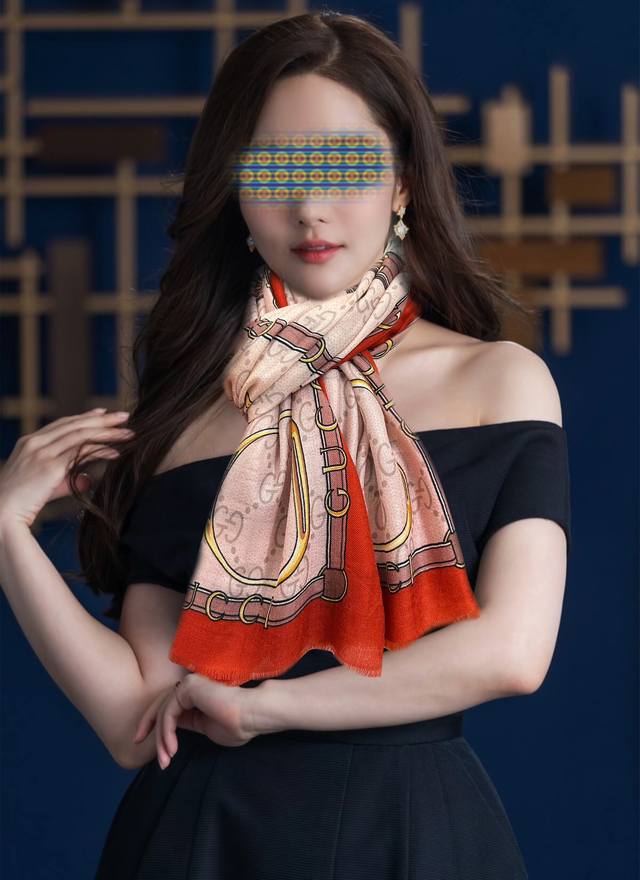 古驰2024最新款 Gg图案羊绒长巾 顶级设计太美了，真心赞实物真心美 披肩配以印花无论设计喷绘都是非常到位细节都可见整个围巾给人大牌气场的同时又非常精致高端V
