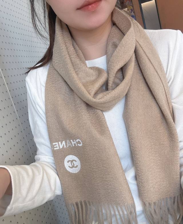 重磅推荐Chanel香粉必入款~高级感，名媛白富美必备 拿到手你就懂我说的了，100%极品山羊绒水波纹小围巾，成份支持检测手感柔软细腻炒鸡无敌，总之无论是面料还
