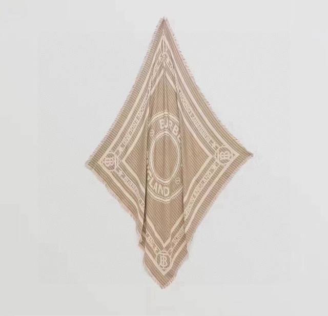 Bur Tb字母徽章丝绒印花格纹大披肩 意大利精制的轻盈围巾，选用格纹羊绒面料制成，反面装饰徽章印花王格纹图案；边缘处点缀流苏细节 商品详情 140 X 140