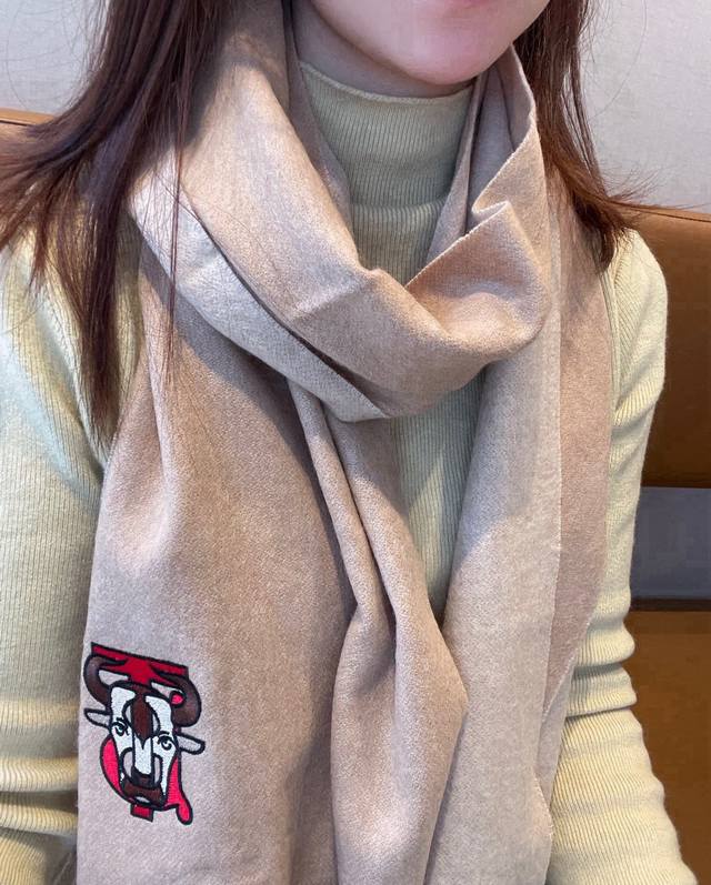 Burberry 巴宝莉绝对的家属福利双层织造两面不同颜色，一条围巾二种风格，高难度工艺锁边，很特别的设计~经典的Tb系Logo以中国牛年头像的完美的呈现，更显