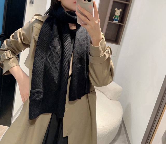 Chanel秋冬新款针织围巾羊绒针织长巾美翻了[流泪]御用殿堂级极品新款在售 进口纯羊绒针织毛线美丽至极 真的 上身极为衬肤色 百搭 好看不好看自己看吧 围巾尺