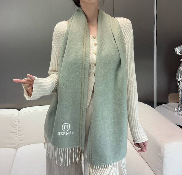 Hermes爱马仕2024巴黎时装展商务男士女士通用双面羊绒披肩代工厂臻选上乘的超细羊绒纤维 进行纯手工精梳处理 耗时耗力 再以清泉水浸泡涤荡 使羊绒纤维呈现出