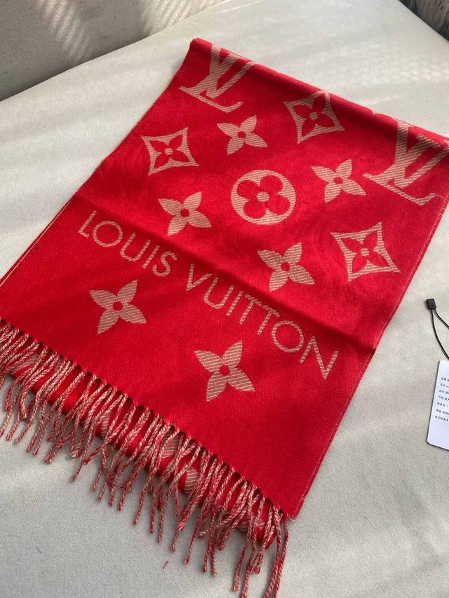 Essential2围巾 提花织纹 Size ：186X34Cm 100%精梳羊毛 Lv Essential围巾拉长经典 Monogram 图案中元素之间的距离