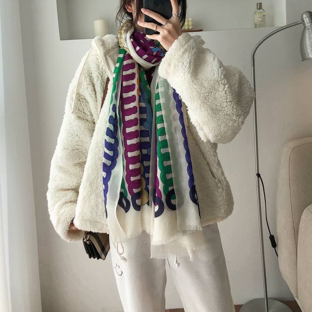 新会发光发亮的围巾 银线圆双C几何印花长巾 抢Vip推荐 下手一定要快 高端 大爱女人尤物 货极少 四季都可以用真心美的让人非常非常心动 上身效果简直美翻了 品