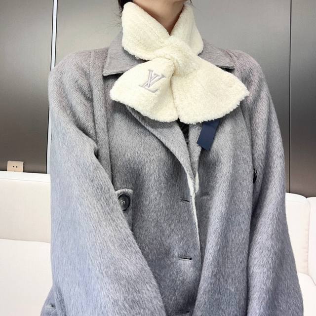 Only Lv Mini Comfy 围巾以柔软绵羊毛混纺浓缩经典廓形，于凛凛 寒冬围裹舒适暖意。Lv字母刺绣致意品牌传承，优雅设计尽显个性 魅力。70X13厘