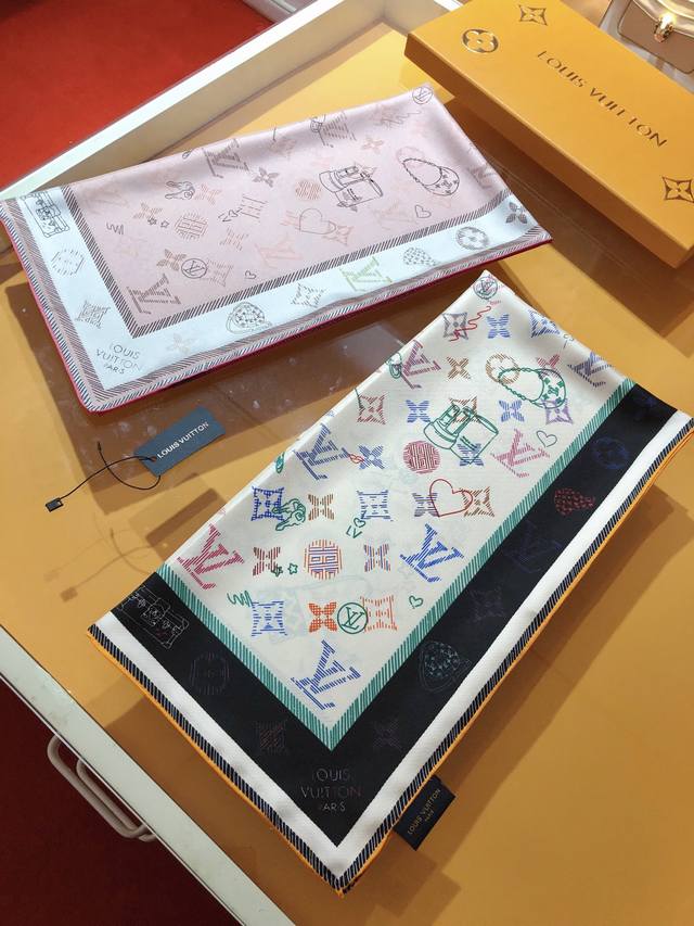 Slv2 原单Lv Wishlist 方巾90Cm版，方巾成为路易威登经典创作的展览空间，以丝印工艺描绘品牌手袋、硬箱和配饰图案，与 Monogram 背景互为