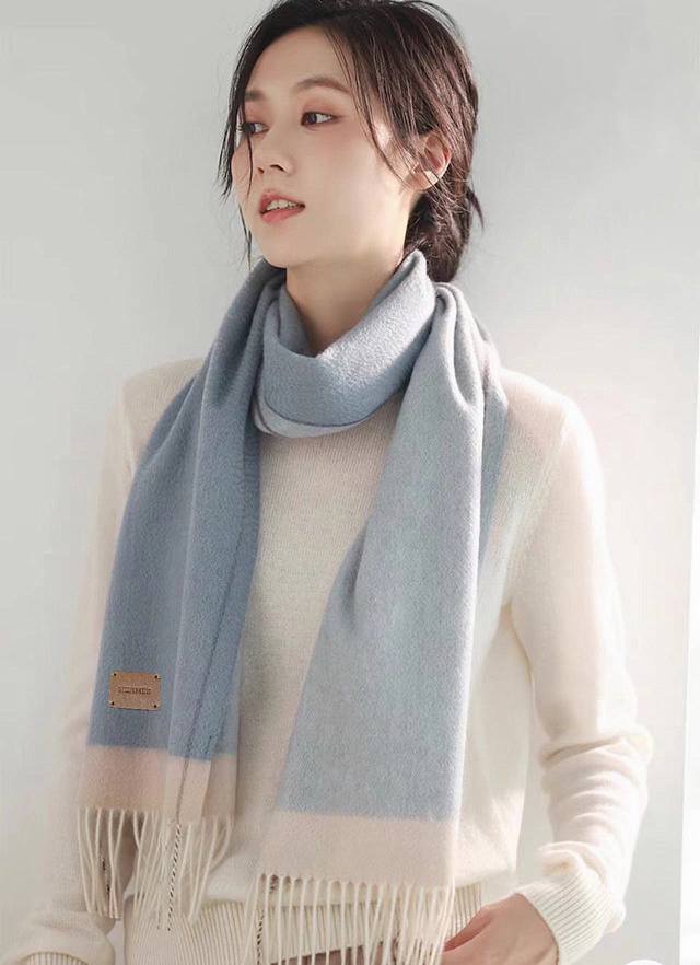 爱马仕冬季新款男女都可以用 双面羊绒长巾 ，自己可以去看看哦，他家的价格估计会让你却步，太贵了，简直是贵族的价格。水波纹羊绒具有超高羊绒品质才会被此品牌青睐这种