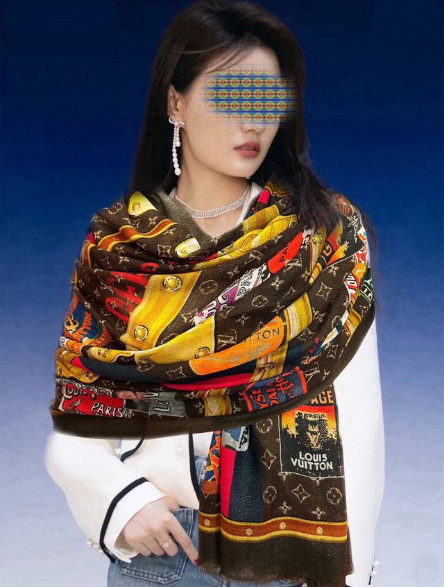 上新L V 银丝的会发光2024最新款顶级设计太美了，真心赞 羊绒长巾 实物真心美 披肩配以印花无论设计喷绘都是非常到位细节都可见整个围巾给人大牌气场的同时又非