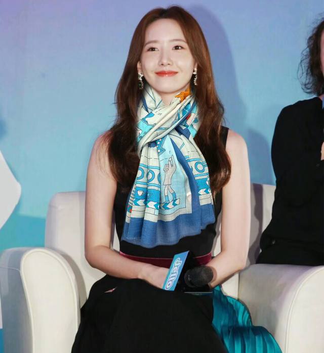2009 爱码士 家最新款顶级设计太美了，真心赞 戒指绒长巾 实物真心美 披肩配以印花无论设计喷绘都是非常到位细节都可见整个围巾给人大牌气场的同时又非常精致高端