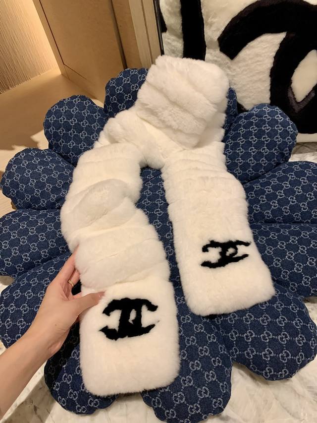特 小香中古濑兔毛围巾 尺寸：长140*宽12Cm 整条全濑兔毛百分百真毛，独家工艺制作，不会轻易掉毛 触感细腻柔软，不扎皮肤，随便搭个大衣外套 就是有钱小姐姐