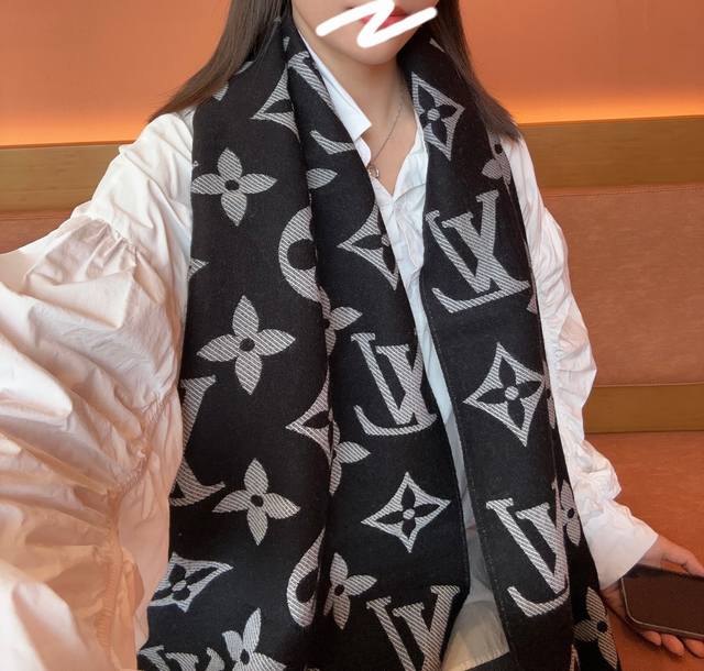 终于出货啦，大驴8月26号上市的，今年热度最高的嫩粉拼白围巾本款Lvessential围巾聚焦大元素，以Monogram图案和路易威登标识宣示品牌底蕴，搭配柔美