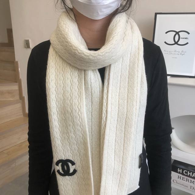 香奈儿2024专柜最新款 顶级羊绒围巾 爆款哦 实物真心美 披肩配以精美整条围巾颜色的搭配都非常到位细节都可见整个披肩围巾给人大牌气场的同时又非常精致高端Vip
