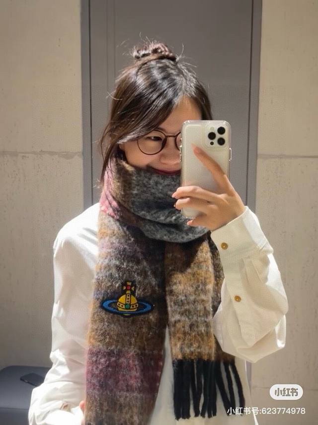 高品质到货 经典大土星马海毛围巾 Vivienne Westwood西太后土星 英国时装设计师，时装的朋克之母！时尚潮流风格，品质强大，超美的设计！简约大气刺绣
