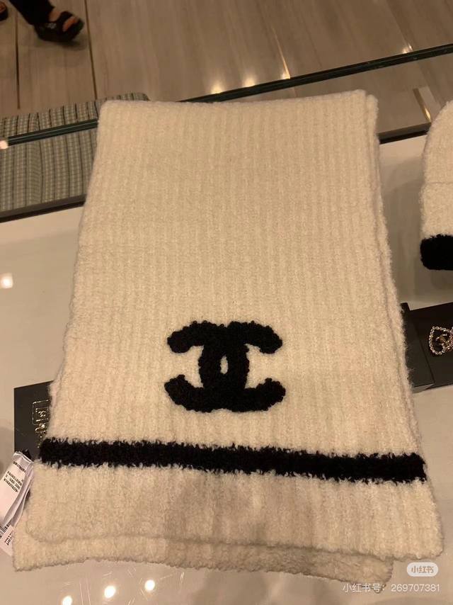 Chanel 香奈儿难得一见的针织单品，温柔配色，超级迷恋气质低调恬静又不失优雅 重点推荐一秒心动啊！！！高级，奢华！永恒！不是那种过眼云烟的款式！！！最大化提