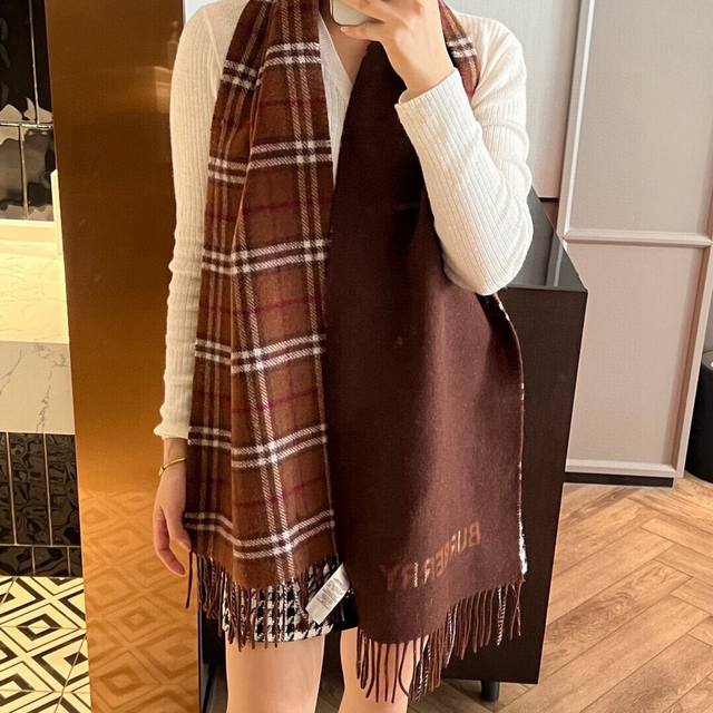 巴宝莉新款双面格纹 惊艳！披着围着都美的~让人过目不忘！！ 巴宝莉这款出来的效果真的，一秒美晕！！太有设计感了，太美了太美了！隔着屏幕，姐妹肯定都感受到了，这款