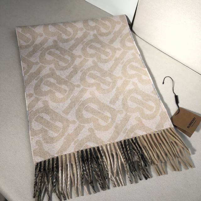 品名: 格纹专属标识 面料：羊绒 尺寸：36*200 颜色：杏色 随着奢侈品年轻化的趋势越来越明显，B家也加入了改革的队伍。作为Gc的前任创意总监，大家都很好奇