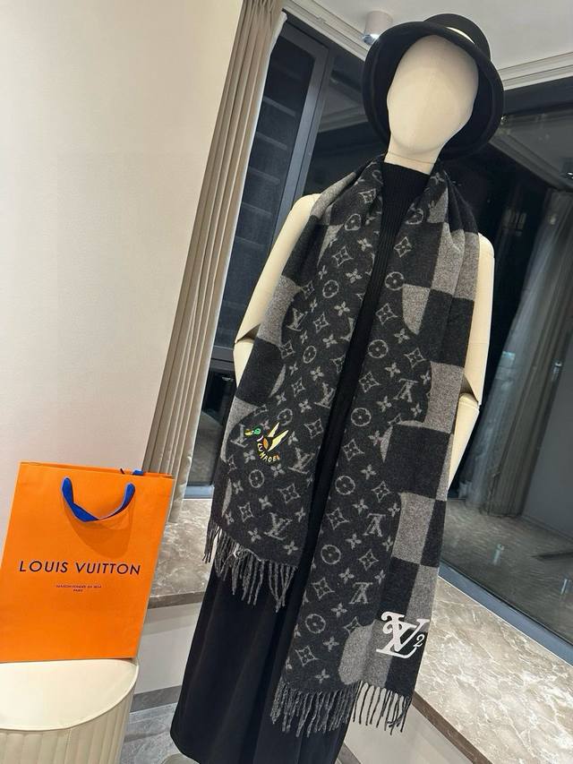 Nigo 联名款鸭子刺绣围巾 官网型号：Mp2671标签 %羊绒Monogram提花拼接Lv棋盘元素、 经典与经典之间的融合～和谐精致 搭配日本潮品鬼才设计师品