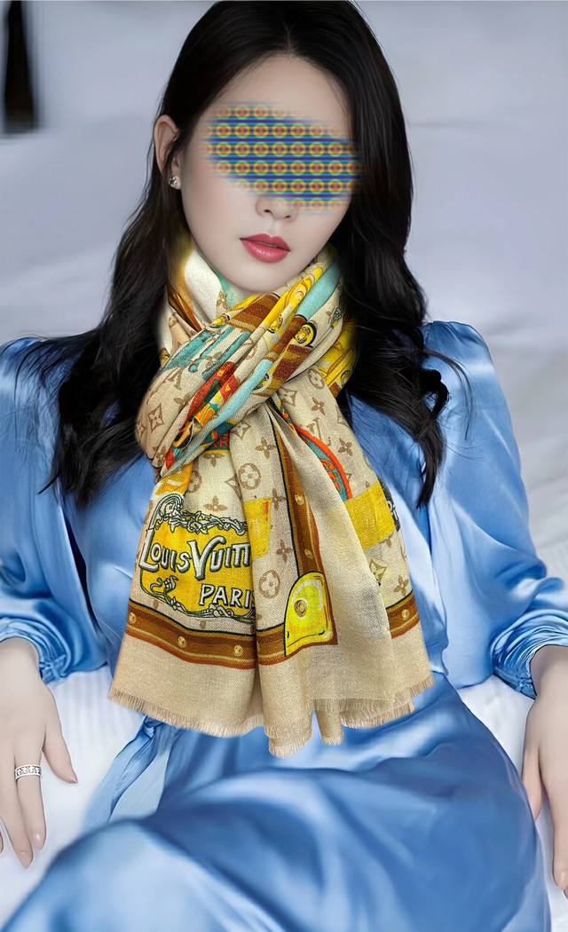 上新L V 银丝的会发光2025最新款顶级设计太美了，真心赞 羊绒长巾 实物真心美 披肩配以印花无论设计喷绘都是非常到位细节都可见整个围巾给人大牌气场的同时又非