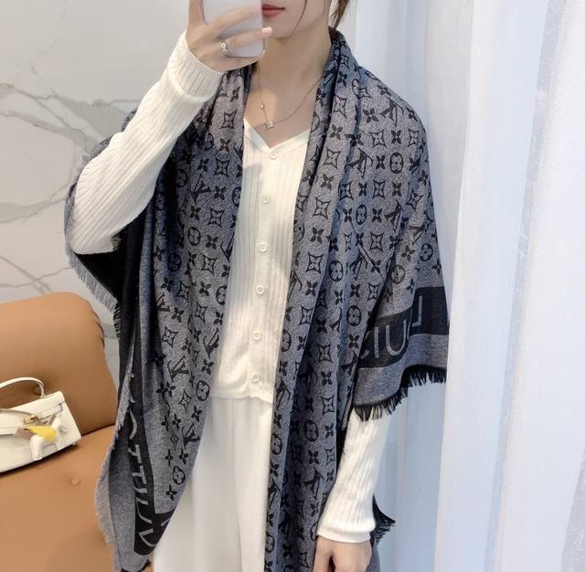 原单Lv Lock And Go Denim 大披肩，披肩将传统元素与丹宁材质的摩登韵味巧妙相融，可为春日夜晚带来丝丝暖意。提花针织塑造舒软质感，经典 Mono