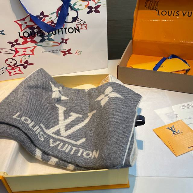爆款上新 情侣款Lv 独家牛货 奢华尽在尺寸之间，高端品质具有超高羊绒品质才会被此品牌青睐这种精品是市场上及其少见的围巾针织，真是超级高端货只有这种大品牌才会拥