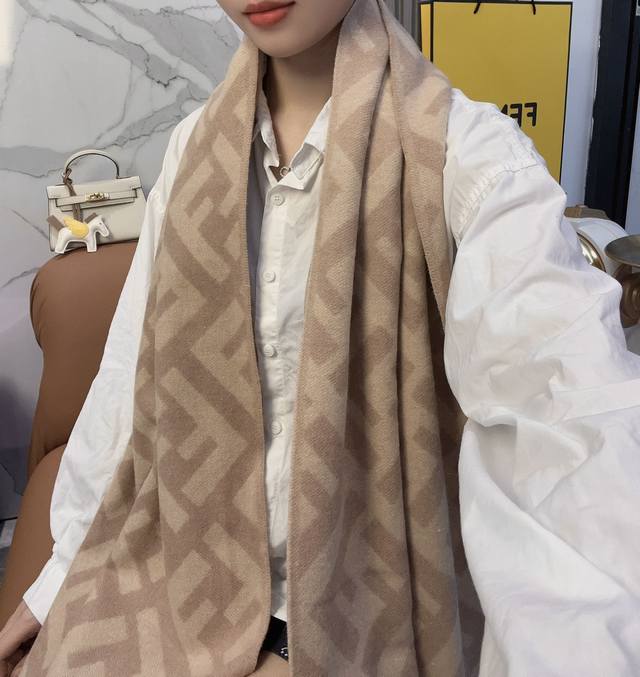 市面最好的货，欢迎对比Vs极品Fendi今年最火的围巾全世界都在抢的老花Ff字母款主打的限量大极品专柜也是有钱也很难买到的好玩意儿正儿八经的好东西，真材实料一模