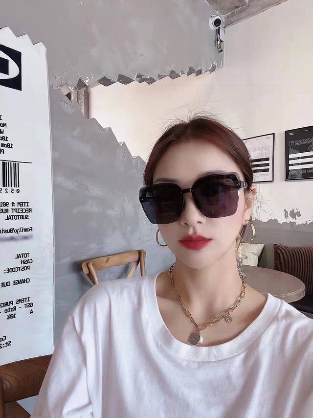 Dior 2024开春新款 方框太阳镜 各路网红纷纷带起气场满分 俏皮甜美.上脸效果更佳.金属质感超好 型号：Cd1888