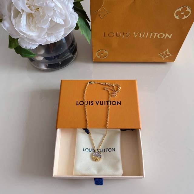精工版本 Lv路易威登项链这个设计一万个赞，两面可以佩戴简约而不简单的一款项链，十足十的高级感，而且，特别的显白中间分件做法，全部是褶皱纹路，电镀18K金工艺