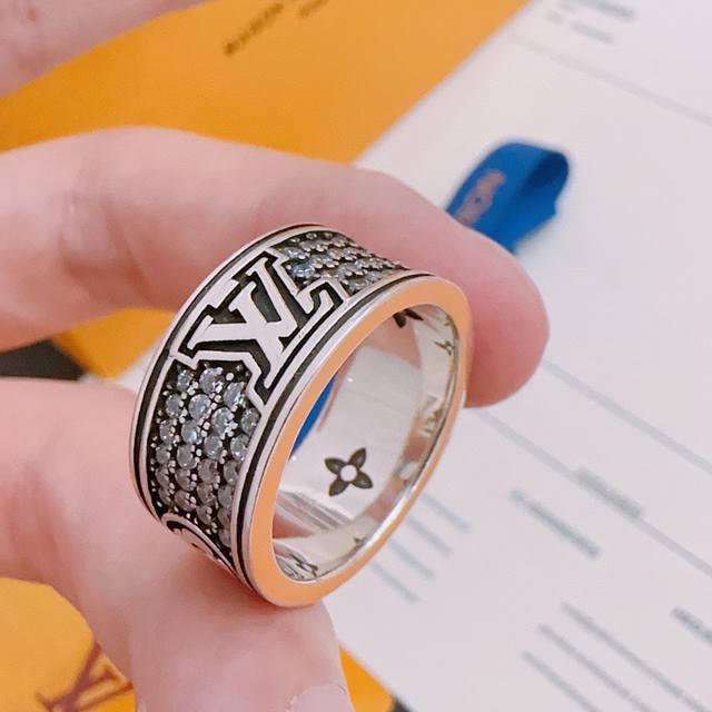 新款满钻高品质路易威登Lv戒指原单货专柜新款开模复古潮流时尚必备 男女均可佩戴 情侣款同款 摇滚朋克泰银风格 复古元素 潮流百搭 官网同款项链最新款档次更高明星