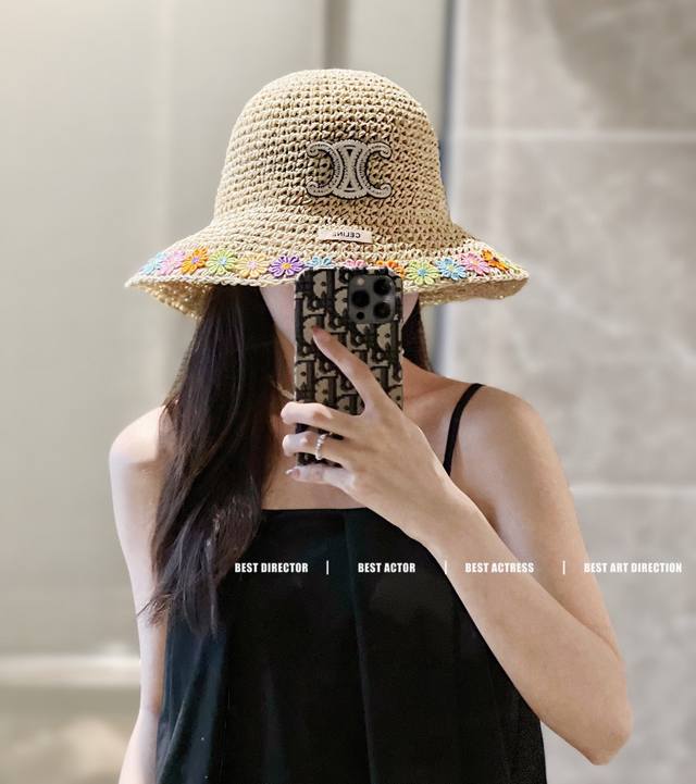 特 配防尘袋 Celine赛琳 新款草编小花度假风折叠款渔夫帽草帽，度假款超好搭配，赶紧入手！