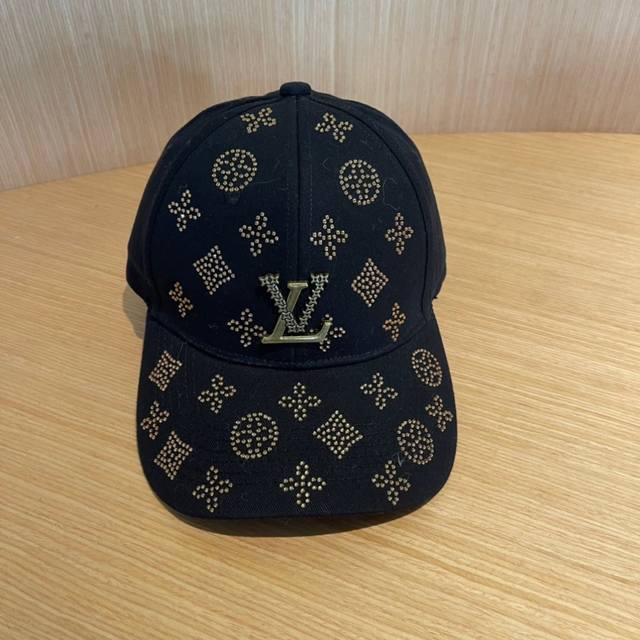 新款出货Lv 路易威登 新款原单棒球帽，1:1开模订制，重工刺绣，做工细致完美，质量超赞，基础头围56，贴片可调节。