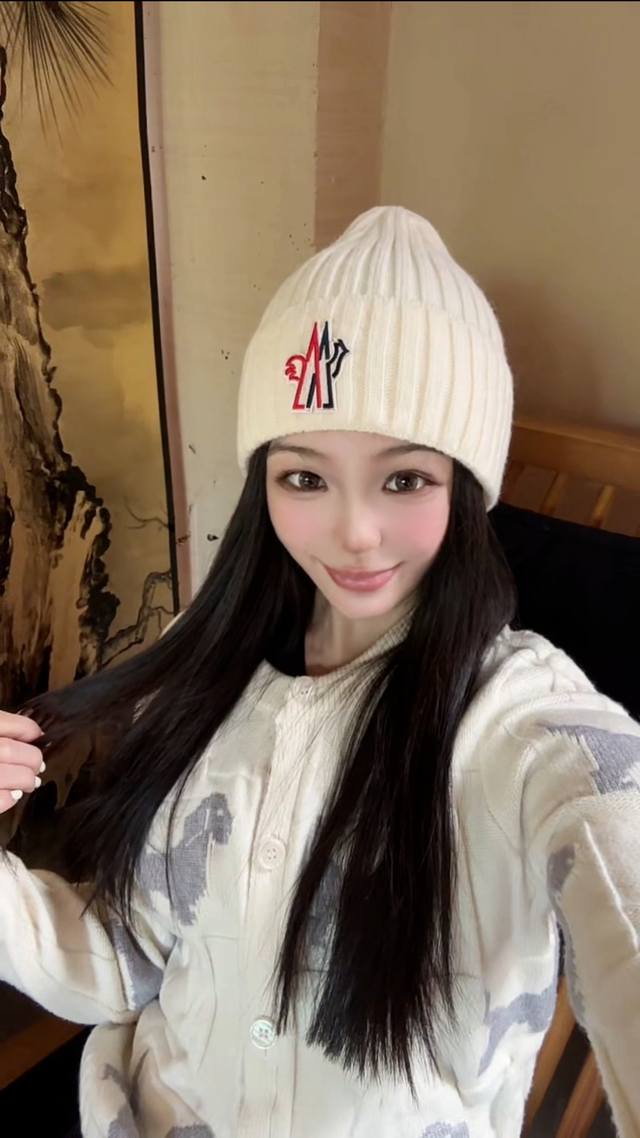 蒙口 Moncler 大人，小孩子，儿童，少年，均合适戴，弹性大 官网最新羊毛针织帽，官网原单复刻.非常柔软亲肤，弹性很好！有质感又非常百搭的款式~保暖的毛线帽