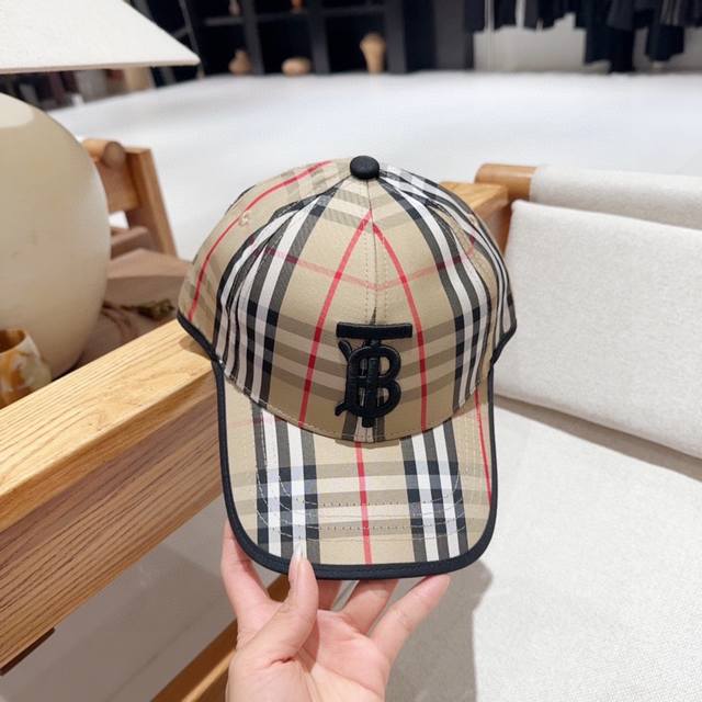 Burberry 春夏新款拼色棒球帽24春夏的时尚尖货！Tb个性标志Logo刺绣！男女佩戴都时尚感起强！酷酷的感觉！