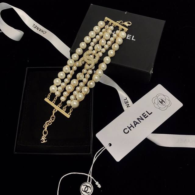 Chanel香奈儿奢华系列手链，项链，超奢华带感设计，采用施华洛珍珠全手工打造，珍珠有着高级的光亮感，珍珠是小香的经典设计元素没有之一，其他大牌很少能将珍珠设计