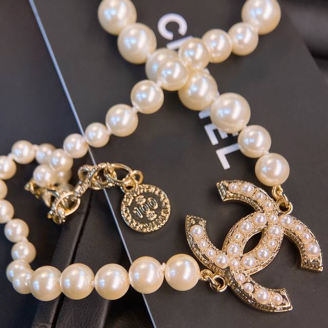 Chanel 100周年双C珍珠项链 呼声最高的珍珠项链，小香100周年双C经典款 一条难求说的就是它一年四季的爱
