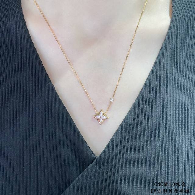 V金镀咪金 Lv高级精工版方形贝母项链，美丽的花朵在白色珍珠母上绽放璀璨的玫瑰金光。在钻石上打磨出这些精致的曲线与火光需要数月之久的精工细作。此种耀眼的珠宝系列