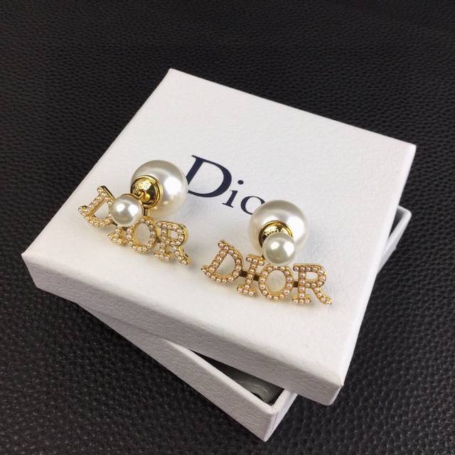 Dior 迪奥 Jadior系列 Cd字母 大小球耳钉 独特的个设计 真的太好看了 采用原版一致黄铜材质搭配S925纯银针