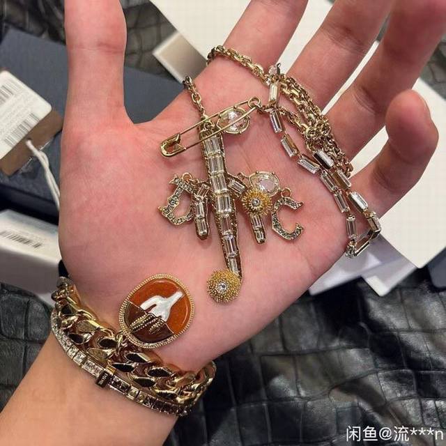 Dior 迪奥 项链胸针 双用式，精选原版一致 黄铜材质 甜美气质高雅。