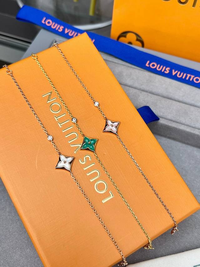 Lv路易威登Blossom系列菱形花手链 颜色：粉色蛋白石 白母贝。V金材质 咪金加厚电镀 不掉色！精工打造！天然石镶嵌，中间圆珠位置旁边的石头凹凸造型上下起伏