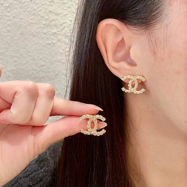 Chanel香奈儿 中古 双C耳钉小香家的款式真心无需多介绍每一款都超好看，精致大方，非常显气质