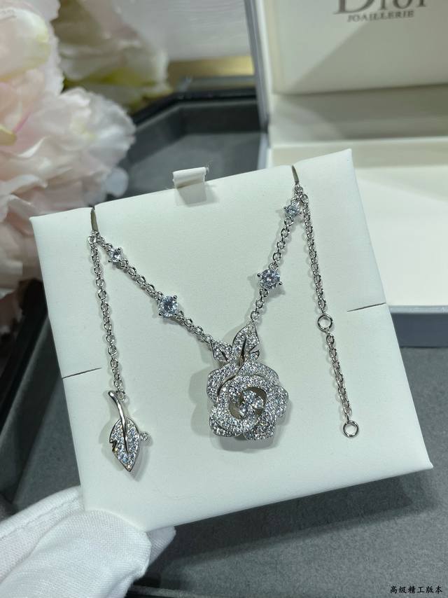 V金镀咪金 迪奥单玫瑰花项链，Dior迪奥高级珠宝Rosediorbagatelle系列精致非凡的Rose Diorbagatelle系列珠宝采用巴黎玫瑰园的名