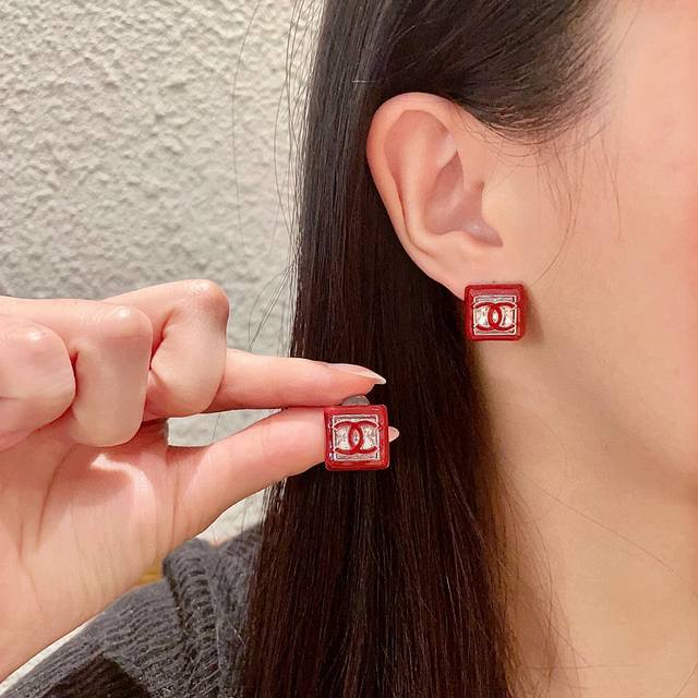 Chanel香奈儿 中古 耳钉小香家的款式真心无需多介绍每一款都超好看，精致大方，非常显气质.