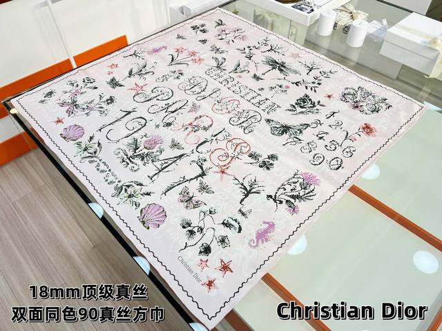 Dior 印花方巾 - 18Mm双面同色 25早春新品 90厘米象牙色桑蚕丝斜纹面料多色 Christian Dior 1947图案 这款方巾饰以 Christ