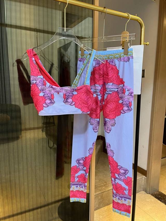 特 范思哲新款高弹力健身瑜伽服运动套装~塑腰小背心 带胸垫 +修身提臀显瘦打底裤脚 码数：Sm L Xl