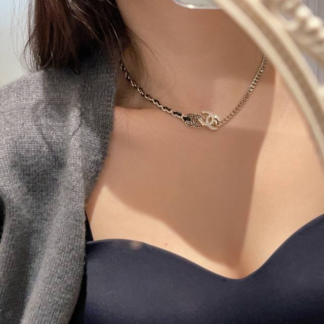 编号Xxl0044 香奈儿新款皮革项链 香奈22黑白钻双Logo Choker 精致百搭单品♀